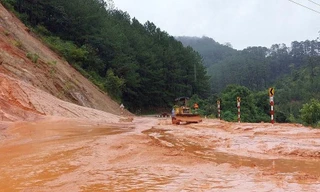 Ảnh hưởng bão số 4, nhiều tuyến đường Tây Nguyên sạt lở, một người thiệt mạng