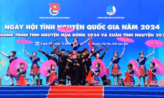 Màn trình diễn của 1.000 tình nguyện viên trên cao nguyên trắng Bắc Hà