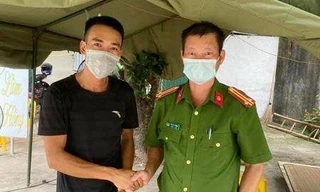 Trung tá công an trả lại trên 40 triệu cho lái xe đánh rơi ở chốt chống dịch