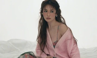 Song Hye Kyo vai trần gợi cảm hững hờ