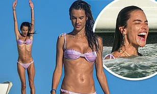 Cựu thiên thần nội y nhảy từ du thuyền xuống biển