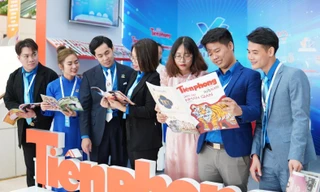 Đại biểu Đại hội Đoàn XII hào hứng check in, thử làm MC tại không gian studio Báo Tiền Phong