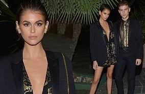 Con gái 18 tuổi của Cindy Crawford 'thả rông ngực' với váy khoét sâu