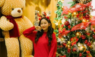 Các cô gái 'lên đồ' cực chất chụp ảnh ở quán cà phê lung linh sắc màu Giáng sinh 