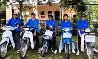 Xe ôm thanh niên Điện Biên, Sơn La đưa đón thí sinh thi tốt nghiệp THPT 2025