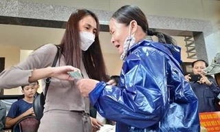 Bản tin 8H: Nhiều người ở Quảng Trị được ca sĩ Thủy Tiên hỗ trợ từ thiện, nhưng chưa được thống kê