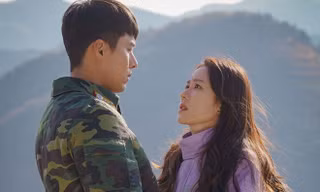 Vì sao khán giả mê mệt phim 'Hạ cánh nơi anh' dù nhiều tình tiết phi lý?