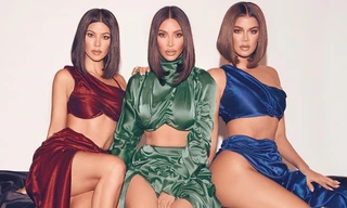 Chị em nhà Kardashian khoe dáng 'đồng hồ cát' quyến rũ