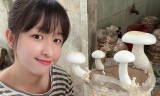 Phạm Thị Phước Vân bên sản phẩm nấm của mình 