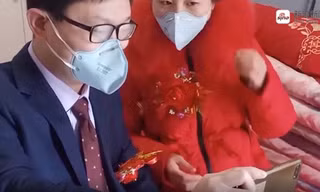 Cô dâu chú rể đeo khẩu trang, đám cưới không khách mời mùa dịch corona