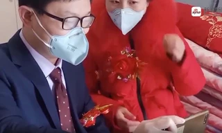 Cô dâu chú rể đeo khẩu trang, đám cưới không khách mời mùa dịch corona