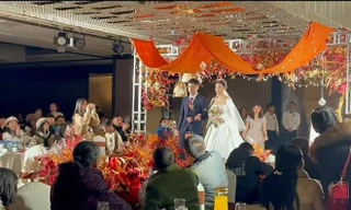 Cô dâu không cần xe hoa, tự đi tàu điện ngầm đến nơi tổ chức