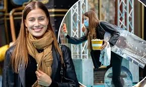 Bạn gái Brad Pitt rạng ngời với nụ cười tỏa nắng