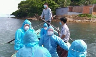 Chàng trai 19 tuổi đi thuyền, vượt mưa bão lấy mẫu xét nghiệm cho người dân trên đảo 