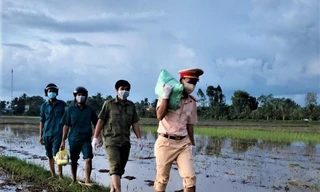 Thượng úy công an trao quà cho người dân vùng dịch