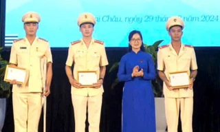 Trao tặng Huy hiệu Tuổi trẻ dũng cảm cho 3 đoàn viên cứu người đuối nước