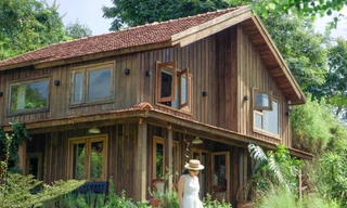 Cặp đôi dành 6 tháng biến đất hoang thành ngôi nhà gỗ đẹp như cổ tích ở Lâm Đồng