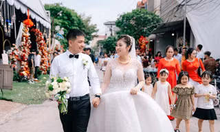 Cặp đôi nhà sát vách lấy nhau, đám cưới khách ngồi nhầm tiệc, bỏ nhầm phong bì