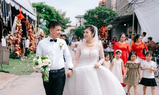 Cặp đôi nhà sát vách lấy nhau, đám cưới khách ngồi nhầm tiệc, bỏ nhầm phong bì