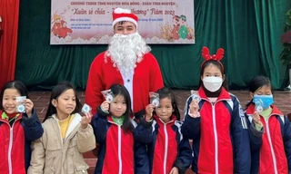 Tặng quà tết cho đồng bào và thiếu nhi miền núi Lạng Sơn -Ảnh: Duy Chiến 