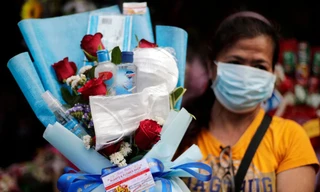 Bó hoa Valentine mùa dịch đắt hàng vì đính kèm khẩu trang và nước rửa tay