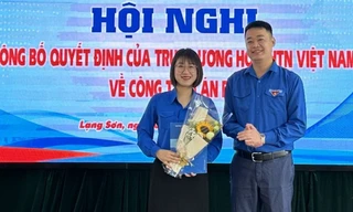 Chị Mai Thu Hường nhận Quyết định và hoa chúc mừng. Ảnh: Duy Chiến 
