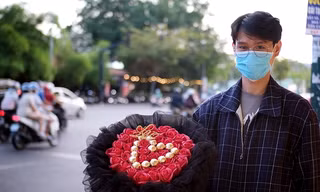 Bạn trẻ ở TPHCM kiếm thu nhập hàng triệu đồng dịp Valentine