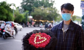 Bạn trẻ ở TPHCM kiếm thu nhập hàng triệu đồng dịp Valentine