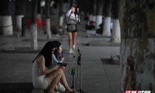 Những cô gái livestream xuyên đêm trên đường phố Trung Quốc