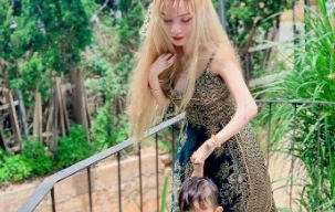 Mẹ đơn thân ở Đà Lạt chăm con, trang điểm bằng chân