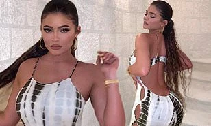 'Hot mom' Kylie Jenner diện bodysuit khoe trọn đường cong