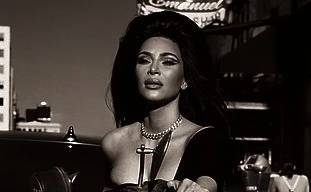 Kim Kardashian ngực đầy nóng bỏng cưỡi mô tô cực chất