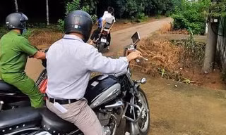 Tình nguyện viên đến tận nhà chở thí sinh ngủ quên đi thi