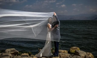 Chú rể Trung Quốc nhảy xuống hồ cứu người khi đang chụp ảnh cưới