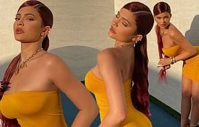 Kylie Jenner mặc váy bó sát 'nghẹt thở' tạo dáng bên biệt thự triệu đô