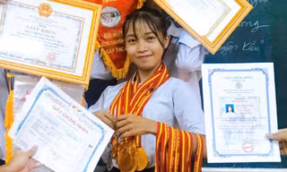 Cô bạn lớp 10 khoe loạt bằng khen, đeo huy chương trĩu cổ kín tay