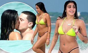 Con gái 9x của Madonna nóng bỏng âu yếm bạn trai trên biển