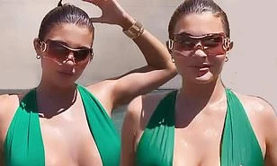 Kylie Jenner khoe ngực 'khủng' tạo dáng ở bể bơi