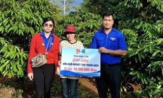 Trao vốn vay khởi nghiệp cho thanh niên Đắk Lắk