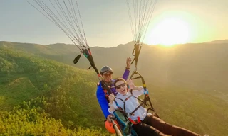 Chi tiền triệu bay dù lượn ngắm đồng cỏ tuyệt đẹp 