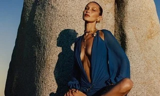 Bella Hadid cùng vợ Justin Bieber quyến rũ tựa nữ thần trên biển