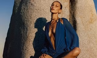 Bella Hadid cùng vợ Justin Bieber quyến rũ tựa nữ thần trên biển