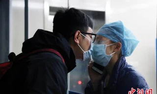 Xúc động nữ y tá hôn bạn trai qua tấm kính cách ly giữa mùa dịch corona