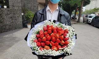 Độc, lạ 'hoa ăn được' tiền triệu hút khách ở Hà Nội dịp 8/3