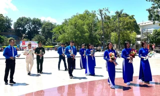 Tuổi trẻ tỉnh Cao Bằng báo công, dâng Bác tại tượng đài Chủ tịch Hồ Chí Minh ở thành phố Cao Bằng -Ảnh: PV
