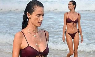 Nữ thần áo tắm Brazil thu hút mọi ánh nhìn trên biển