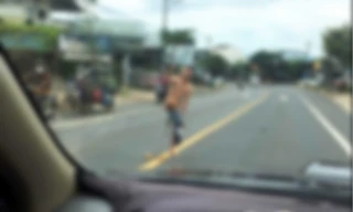 Thanh niên thoát y giữa quốc lộ, múa may gây ùn tắc giao thông