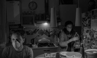 Nhiếp ảnh gia người Ý kể nhật ký cách ly khi sống cùng bạn gái mắc COVID-19