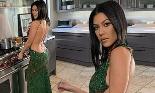 Chị cả nhà Kardashian váy yếm lưng trần siêu gợi cảm