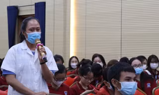 Người trẻ làm thêm dịp Tết: Nguy cơ mắc bẫy việc nhẹ lương cao